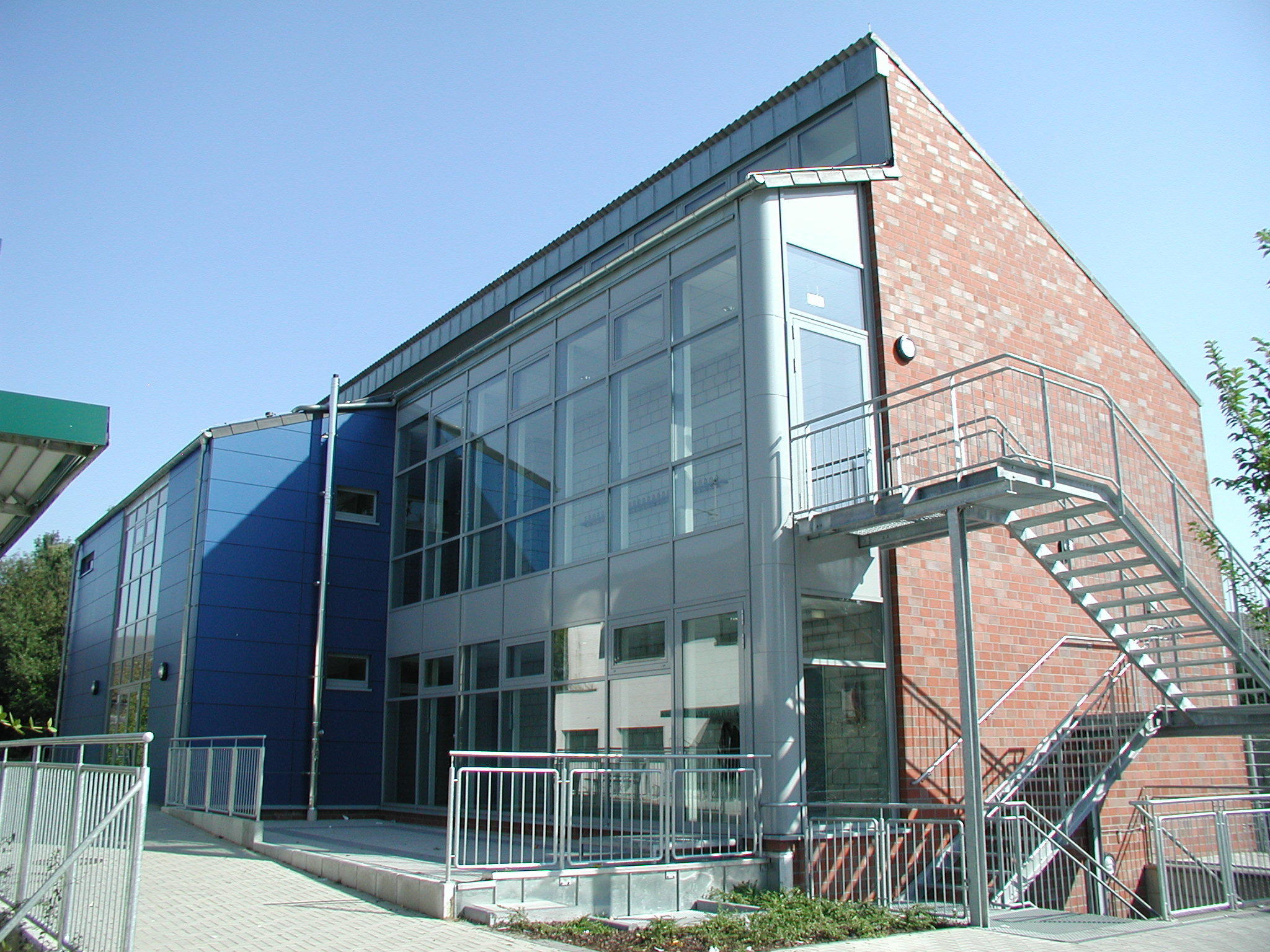 Johannesschule Willich mit Sporthalle